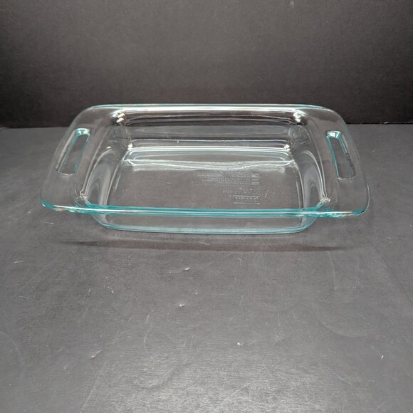 Pyrex 7 x 11 inch Clear Glass Blue Tint Baking Dish with Handles 2 Qt 1.9L - Picture 3 of 7
